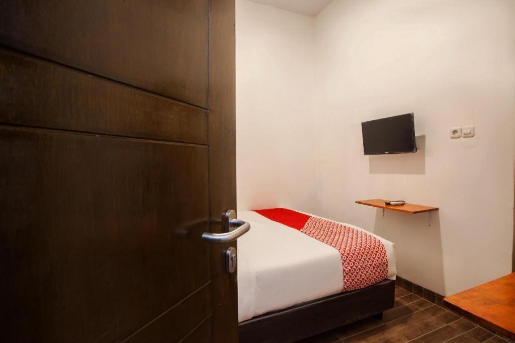 Oyo 2720 Sutomo Inn Медан Экстерьер фото